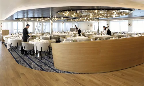 Panorama Restaurant auf dem Luxusexpeditionsschiff Le Laperouse der Reederei Ponant