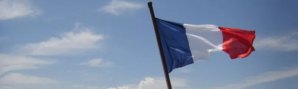 Französische Flagge am Heck auf dem Luxuskreuzfahrtschiff Le Soleal der Reederei Ponant