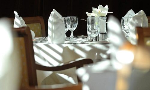 Gedeckter Tisch auf dem Segelschiff Le Ponant