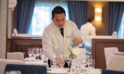 Servicekraft auf dem Luxuskreuzfahrtschiff Seven Seas Mariner