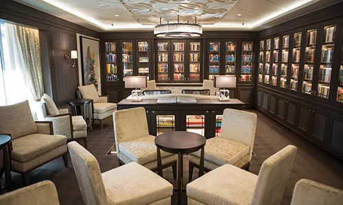 Seven Seas Mariner Bibliothek auf dem Luxuskreuzfahrtschiff