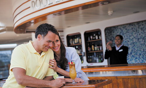 Seven Seas Mariner Gäste an der Pool Bar