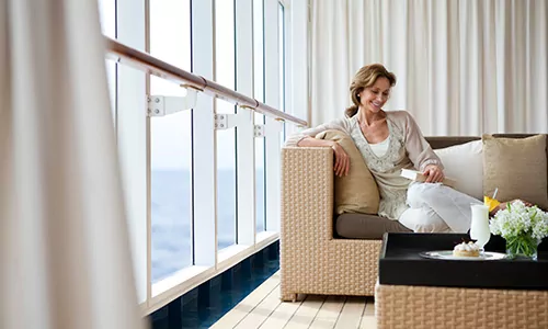 Seven Seas Mariner Frau in der Pool Lounge