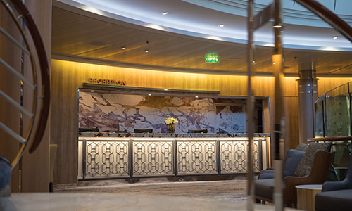 Rezeption auf dem Luxuskreuzfahrtschiff Seven Seas Mariner