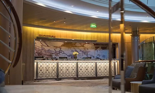 Rezeption auf dem Luxuskreuzfahrtschiff Seven Seas Mariner