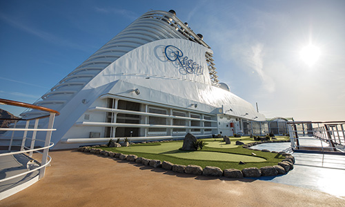 Sportdeck Golf auf dem Luxuskreuzfahrtschiff Seven Seas Mariner