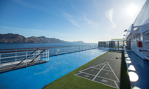 Sportdeck Shuffleboard auf dem Luxuskreuzfahrtschiff Seven Seas Mariner