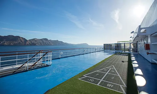 Sportdeck Shuffleboard auf dem Luxuskreuzfahrtschiff Seven Seas Mariner