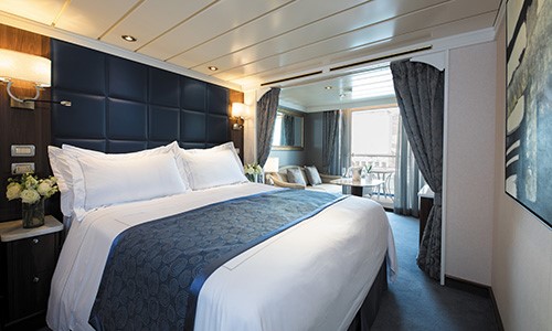 Deluxe Veranda Suite Schlaf- und Wohnbereich auf dem Luxuskreuzfahrtschiff Seven Seas Mariner