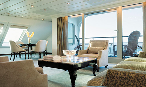 Wohnzimmer mit Blick auf Veranda Grand Suite auf dem Luxuskreuzfahrtschiff Seven Seas Mariner