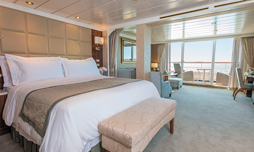 Seven Seas Mariner geräumiger Schlafbereich mit Blick auf Veranda Penthouse Suite