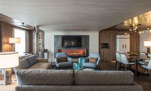 Wohnzimmer mit Blick auf Kamin in Owner Suite