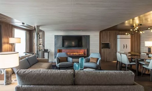 Wohnzimmer mit Blick auf Kamin in Owner Suite