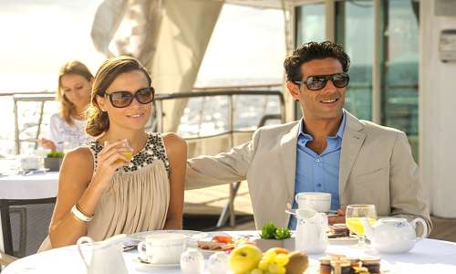 Gäste im Grill Restaurant auf der Luxuskreuzfahrtyacht L'Austral der Reederei Ponant