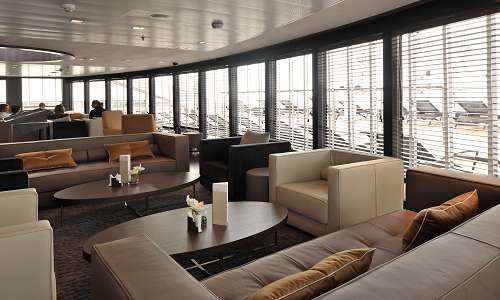 Lounge Sitzgruppen und Panoramafenster auf der Luxuskreuzfahrtyacht L'Austral der Reederei Ponant