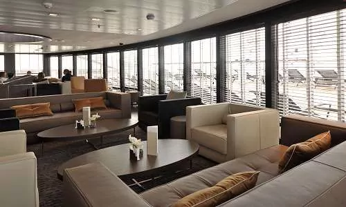 Lounge Sitzgruppen und Panoramafenster auf der Luxuskreuzfahrtyacht L'Austral der Reederei Ponant