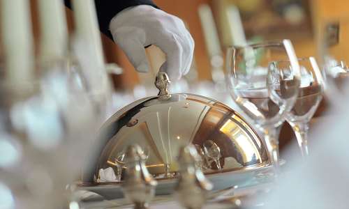 Service im Gourmet Restaurant auf der Luxuskreuzfahrtyacht L'Austral der Reederei Ponant