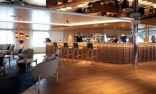 Bar in der Main Lounge auf dem Luxuskreuzfahrtshiff Le Bellot von Ponant