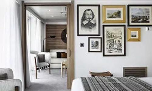 Schlafzimmer mit Blick ins Wohnzimmer Owner Suite auf dem Ponant Expeditionsschiff Le Bellot