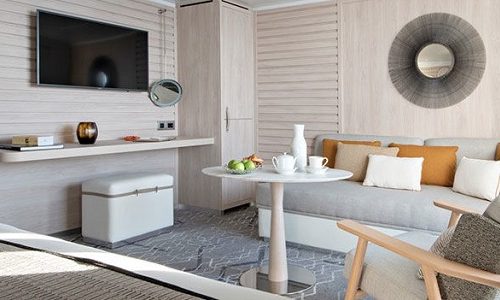 Sitzbereich und TV Privilege Suite auf dem Ponant Expeditionsschiff Le Bellot
