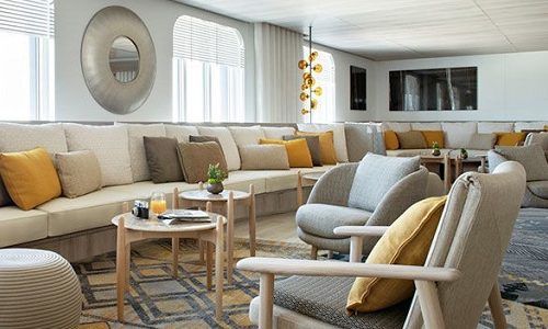 Ecksofa und Sessel in der Main Lounge auf dem Ponant Expeditionsschiff Le Bellot