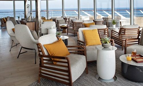 Panorama Lounge mit Blick aufs Meer auf dem Ponant Expeditionsschiff Le Bellot