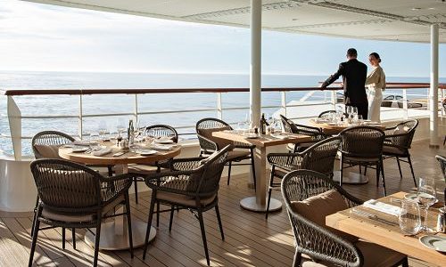 Gäste auf der Terrase des Grillrestaurants auf dem Kreuzfarhtschiff Le Bougainville von Ponant