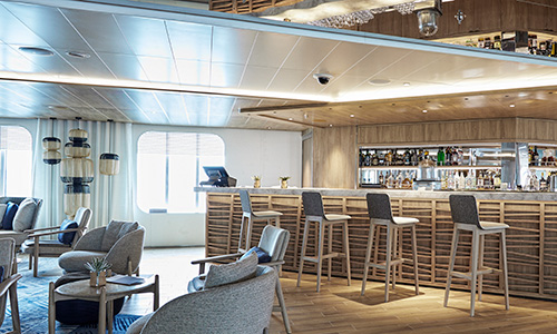 Bar in der Main Lounge auf dem Luxusexpeditionsschiff Le Bougainville