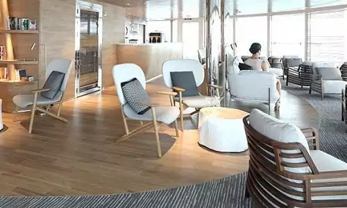 Sitzgelegenheiten in der Panorama Lounge auf dem Luxusexpeditionsschiff Le Bougainville