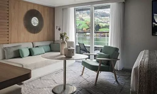 Wohnzimmer mit Blick auf Balkon Privilege Suite auf dem Luxusexpeditionsschiff Le Bougainville der Reederei Ponant