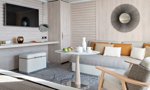 Sitzbereich mit TV in der Privilege Suite auf dem Luxusexpeditionsschiff Le Bougainville der Reederei Ponant