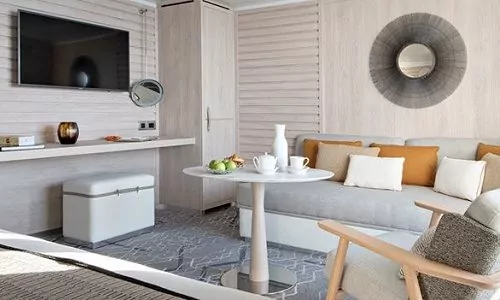 Sitzbereich mit TV in der Privilege Suite auf dem Luxusexpeditionsschiff Le Bougainville der Reederei Ponant