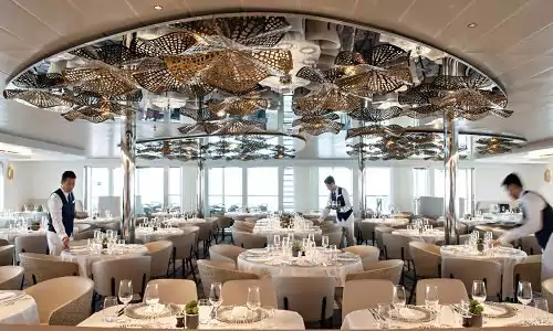 Servicekräfte beim Decken der Tische im Panorama Restaurant der Le Bougainville Ponant
