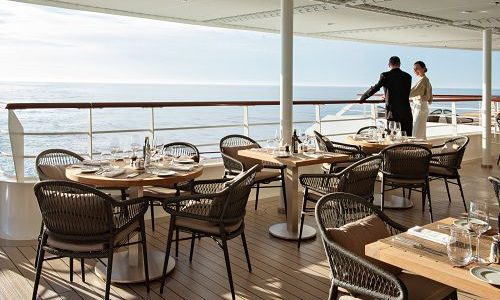 Terrasse des Grill Restaurants auf dem Luxusexpeditionsschiff Le Jacques-Cartier der Reederei Ponant