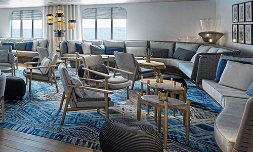 Main Lounge Sitzgruppen und Panorama Fesnter auf dem Luxusexpeditions-Kreuzfahrtschiff Le Champlain