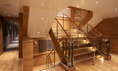Atrium Treppe auf dem Luxusexpeditionsschiff La Champlain