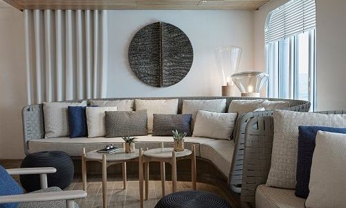 Sitzecke in der Main Lounge auf dem Luxusexpeditions-Kreuzfahrtschiff Le Champlain