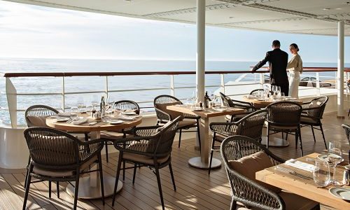 Gäste im Grill Restaurant Terrasse auf dem Luxuskreuzfarhtschiff Le Dumont-dUrville