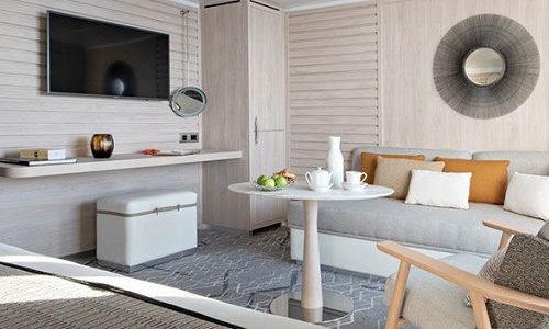 Wohnbereich Privilege Suite mit TV auf dem Luxusexpeditionsschiff Ponant Le Dumont-d'Urville