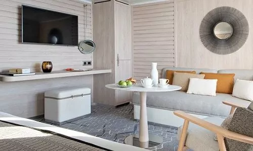 Wohnbereich Privilege Suite mit TV auf dem Luxusexpeditionsschiff Ponant Le Dumont-d'Urville