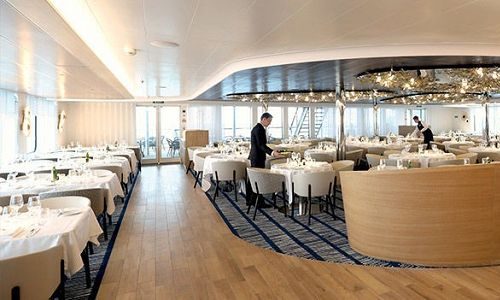 Servicekraft im Panorama Restaurant auf dem Luxusexpeditionsschiff Ponant Le Dumont-d'Urville