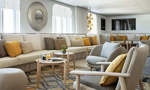 Sitzbereiche in der Main Lounge auf dem Luxusexpeditionsschiff Ponant Le Dumont-d'Urville