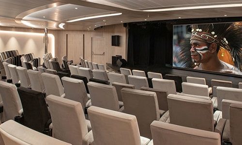 Theater auf dem Luxusexpeditionsschiff Ponant Le Dumont-d'Urville