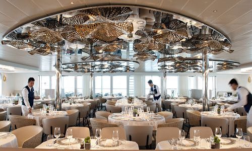 Kellner beim Eindecken der Tische im Panorama Restaurant auf der Le Durmont-dUrville