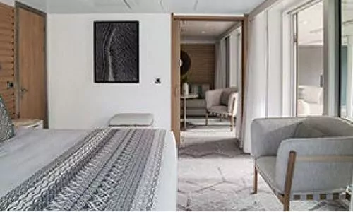 Schlafzimmer mit Blick in Wohnzimmer Grand Deluxe Suite auf dem Ponant Luxusexpeditionsschiff Le Jacques-Cartier