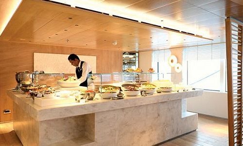 Buffet und Koch im Grill Restaurant auf dem Ponant LuxusKreuzfahrtschiff Le Jacques-Cartier