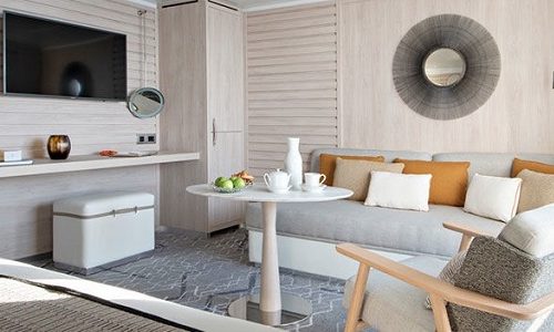 Sitzbereich Wohnzimmer mit TV Privilege Suite auf dem Ponant Luxusexpeditionsschiff Le Jacques-Cartier