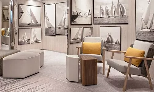 Sizgruppe und Kunstausstellung auf dem Ponant LuxusKreuzfahrtschiff Le Jacques-Cartier
