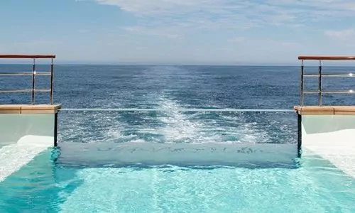 Infinity Pool auf dem Ponant LuxusKreuzfahrtschiff Le Jacques-Cartier