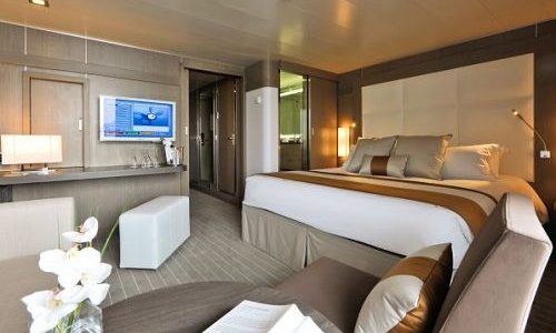 Schlaf- und Wohnbereich Deluxe Suite auf der Luxuskreuzfahrtyacht L'Austral der Reederei Ponant
